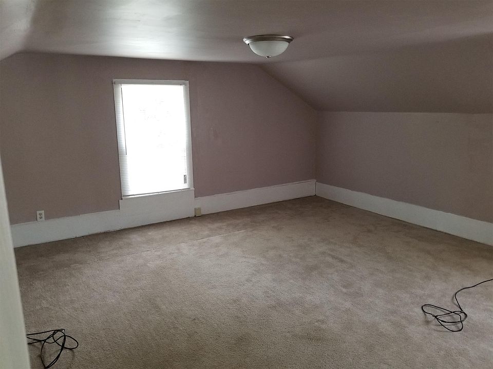 2nd image of 512 Rose Ave