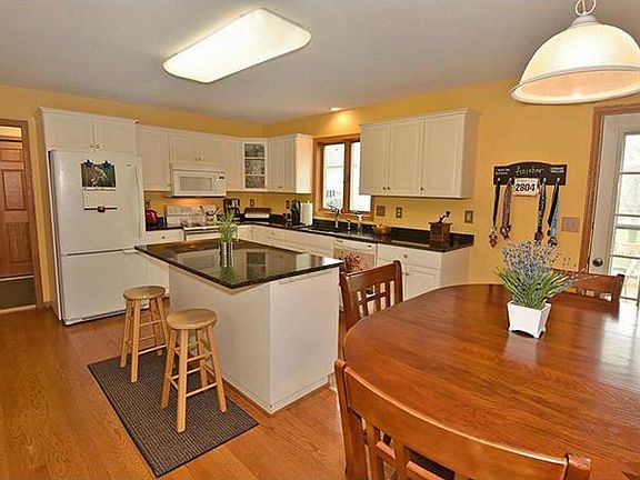 4th image of 1025 Prairie Ln NE