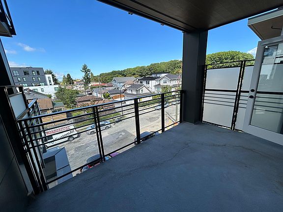 3rd image of 2450 Garden Dr #324