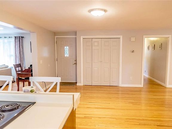 5th image of 16 Wisteria Dr
