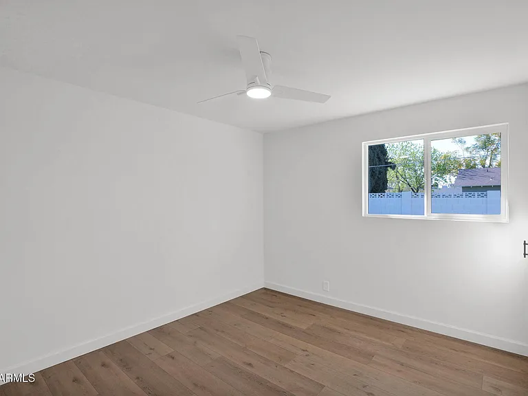 501 W Seldon Ln — Photo 30