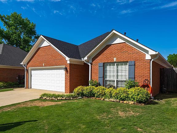 3rd image of 120 Calumet Cir