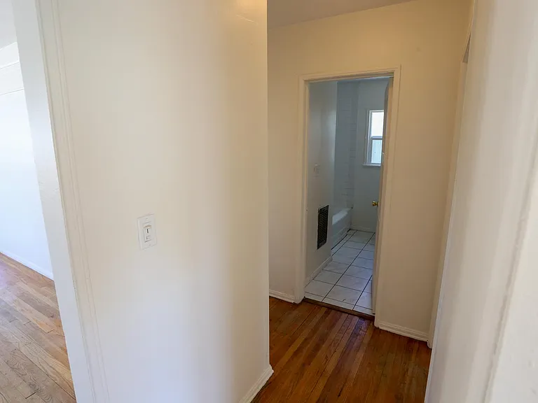 19422 Archwood St — Photo 27
