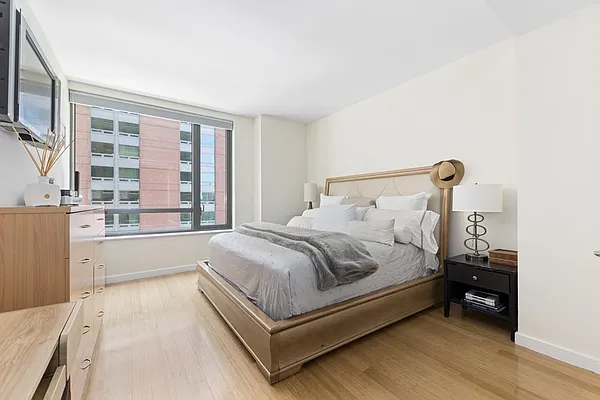 Sold by R New York | media 4