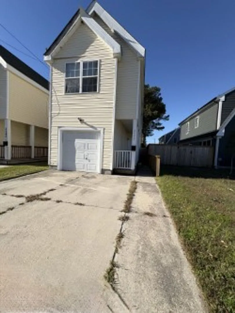 Building Photo - 2049 Stonehurst St