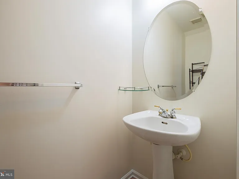 3906 Grenwich Ln — Photo 15