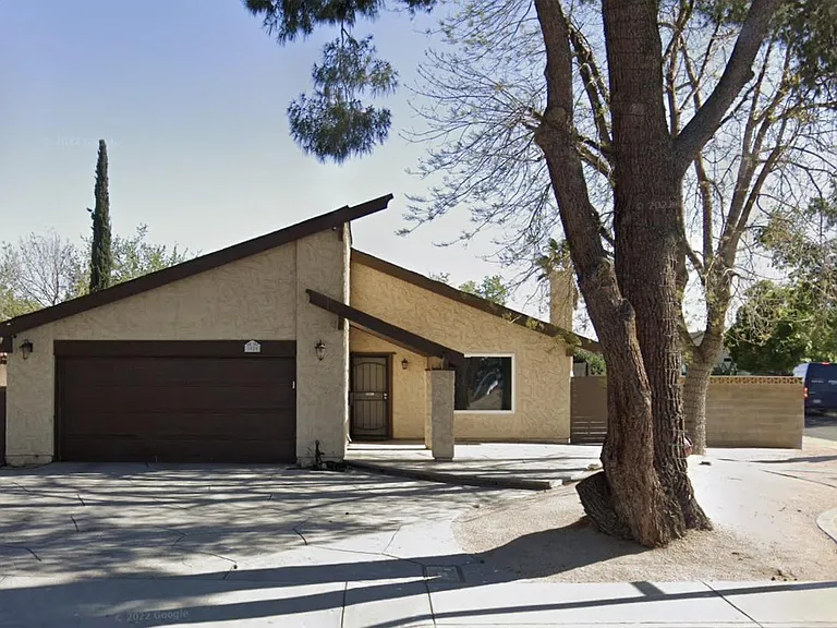 1020 E Nugent St — Photo 3