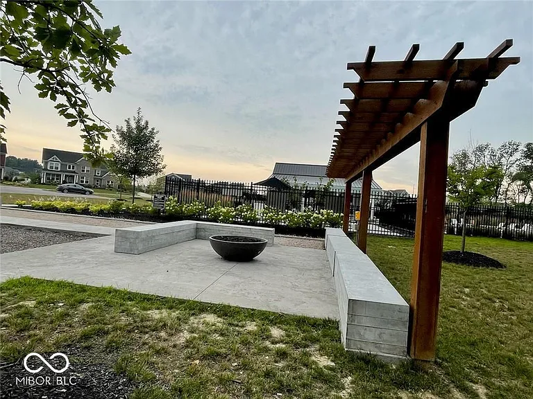 8255 Carnegie Ln — Photo 28
