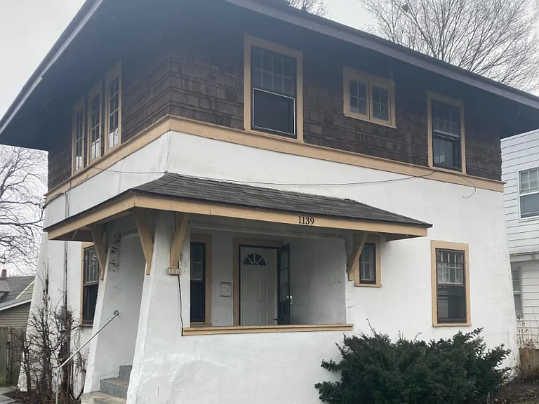 1139 Walker Ave NW — Photo 1