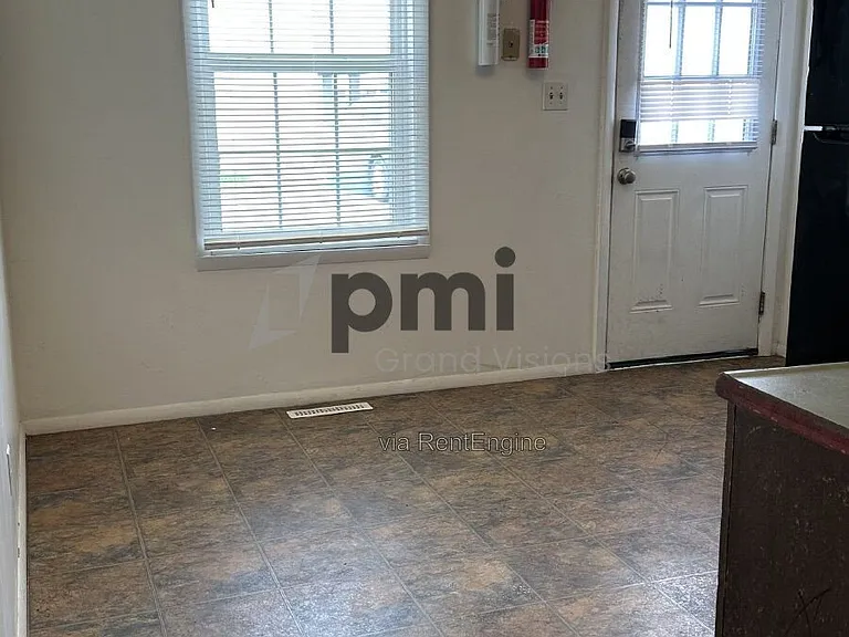 1616 University Dr — Photo 7