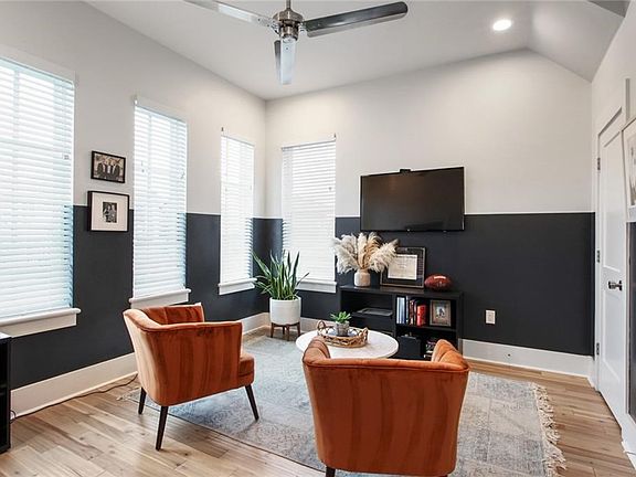 2nd image of 2423 Amelia St