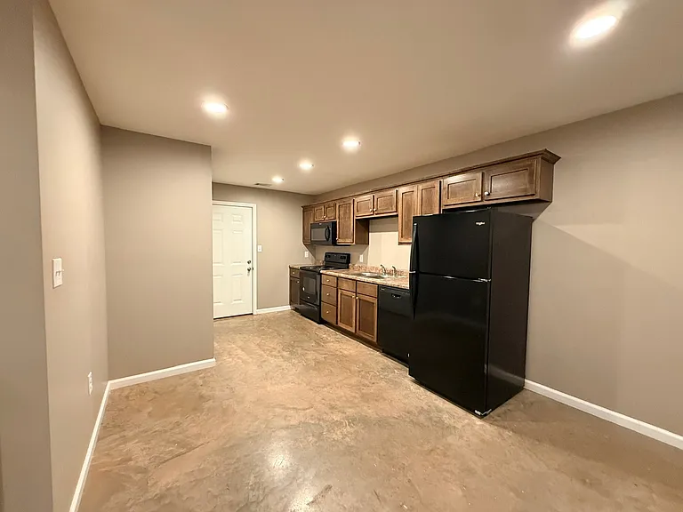 907 Thomas St #B — Photo 4