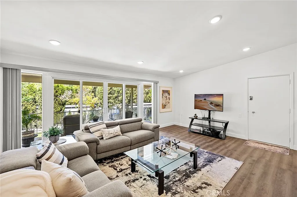 2 bed, 2.0 bath, 1040 sqft, $3,200 — Photo 4