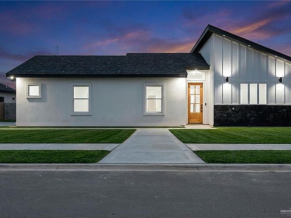 3rd image of 1117 E Costa Del Sol Ave