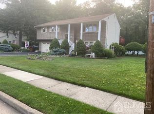 8 Warwick Rd, Edison, NJ 08820