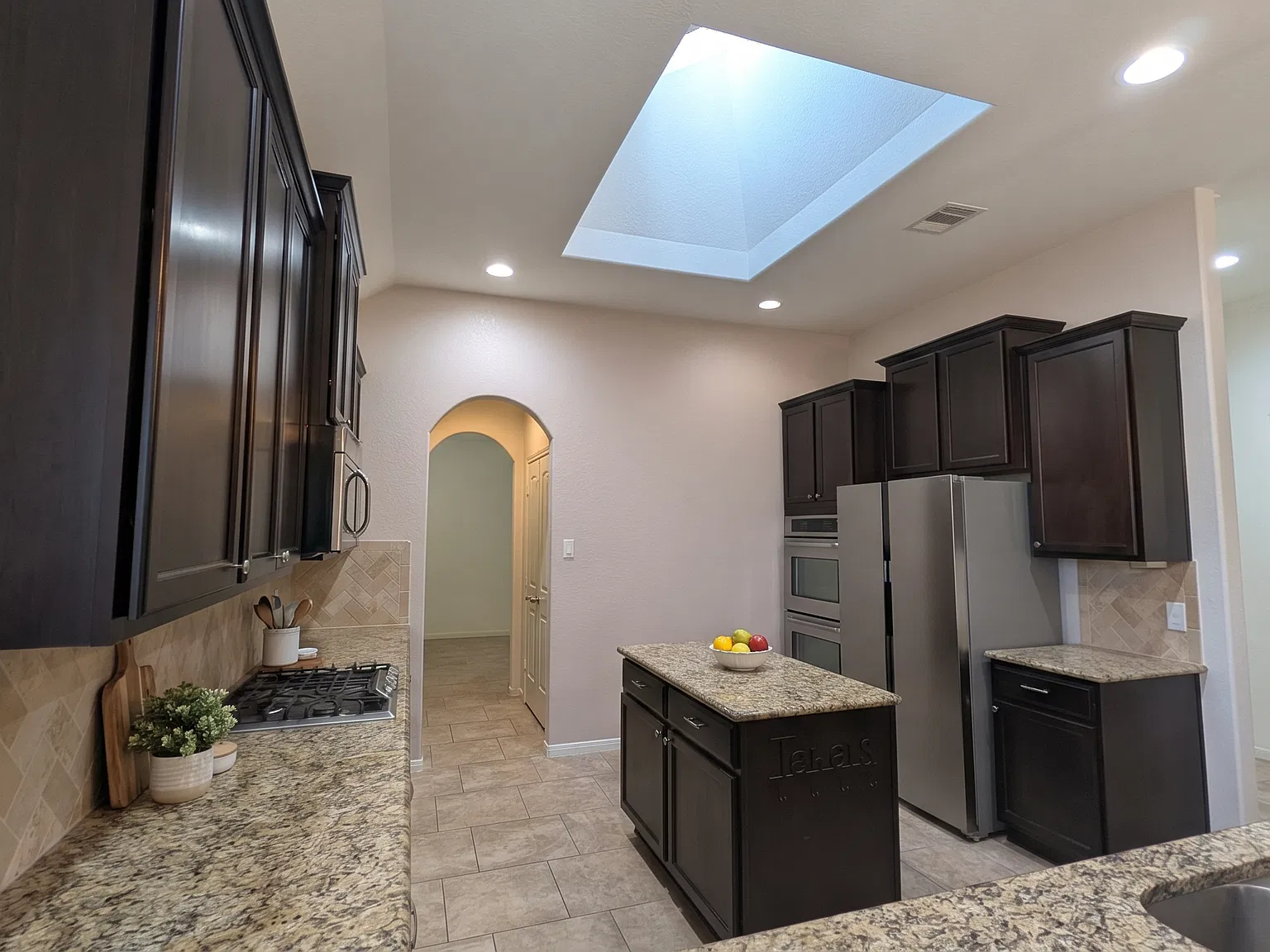 3 bed, 2.5 bath, 2361 sqft, $2,300 — Photo 3