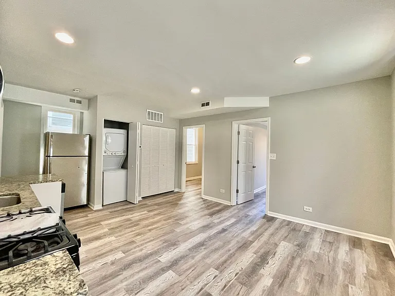 2424 W Iowa St — Photo 2