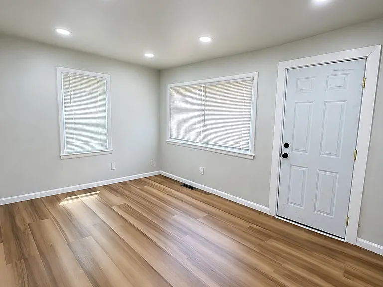 20816 Glen Lodge Rd — Photo 2