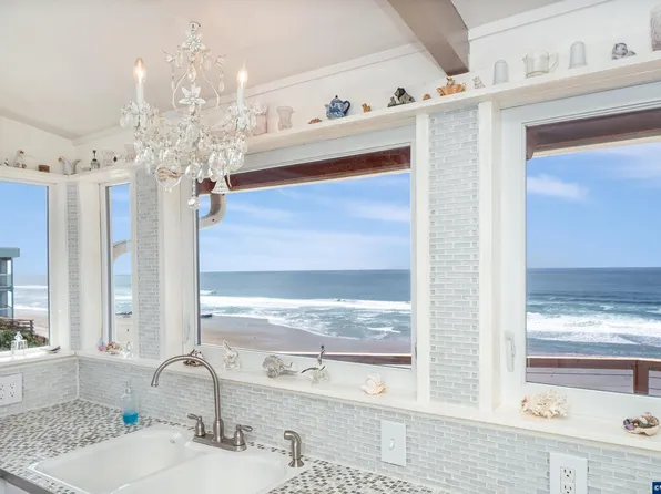 1923 NW Harbor Ave, Lincoln City, OR 97367