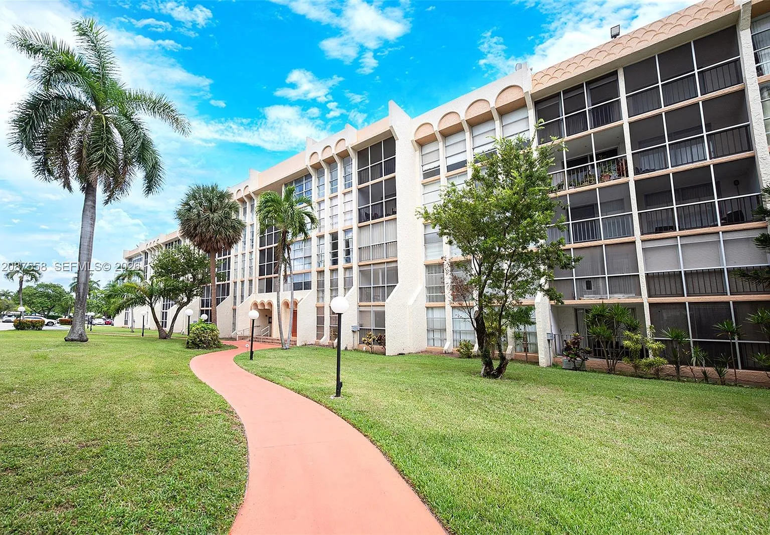 Desoto Park Condo — Photo 3