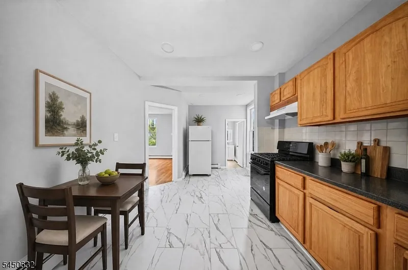 3 bed, 1.0 bath, $2,450 — Photo 2