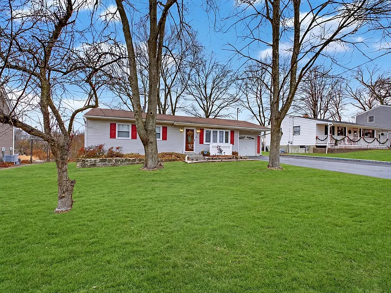 18 Cardinal Dr — Photo 2