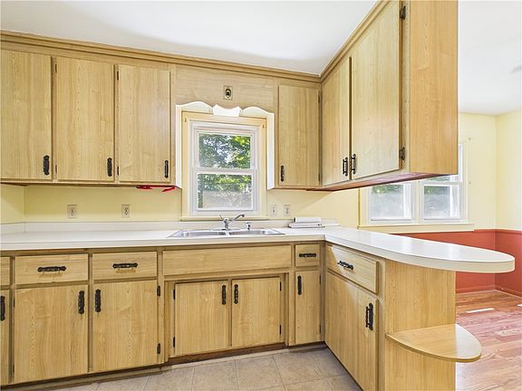 5th image of 1184 Farnsworth Rd S