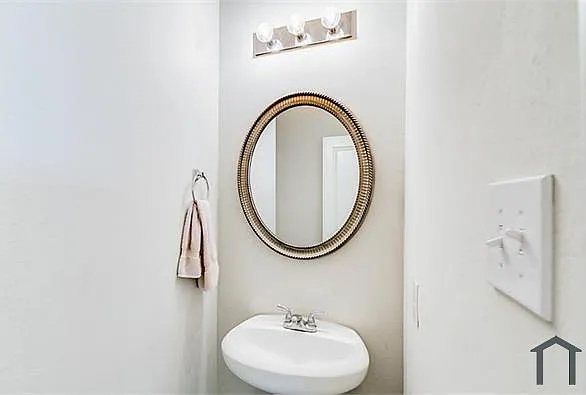 4 bed, 2628 sqft, $2,200 — Photo 2