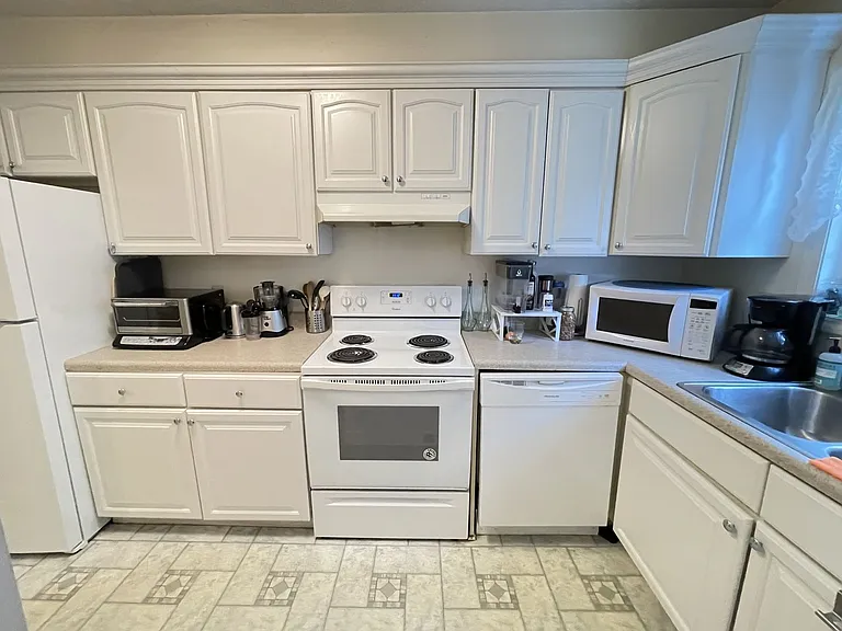 400 Davie Rd #9 — Photo 7
