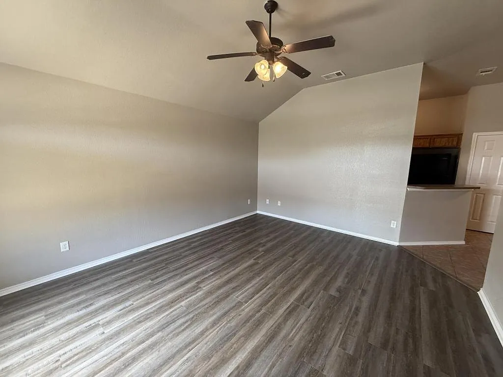 4205 Cambridge Dr, apt a — Photo 2