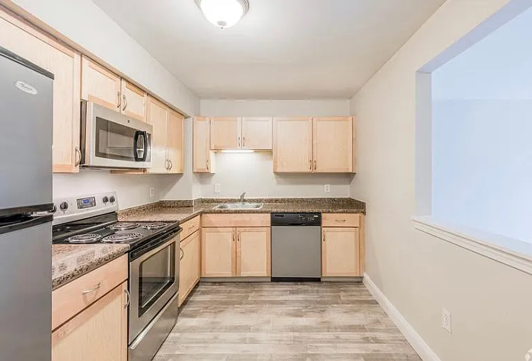 Highland House Apartments — Photo 40