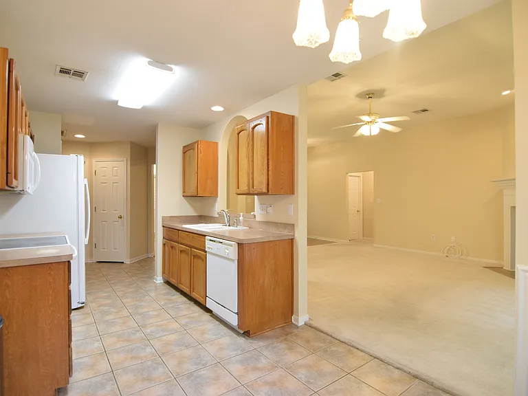 2511 Kingsbury Dr — Photo 5