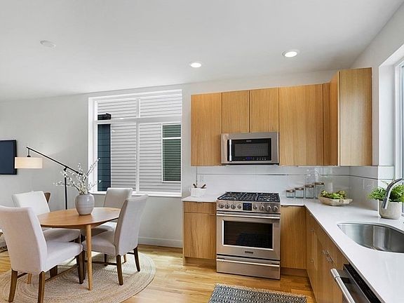 4th image of 5816 Roosevelt Way NE #B