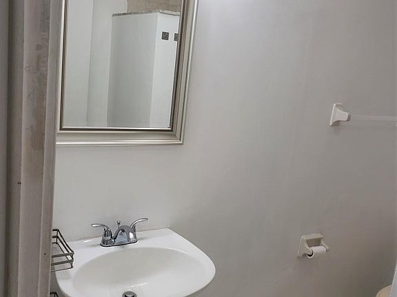 Bathroom with shower/tub