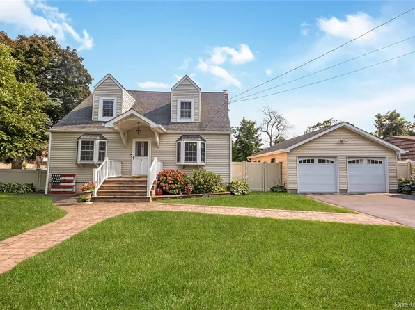 8 N 5th Street, Holbrook, NY 11741