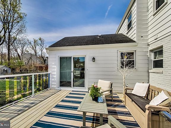 3rd image of 10245 Parkwood Dr