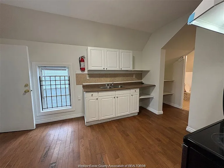 454 Crawford Ave — Photo 9