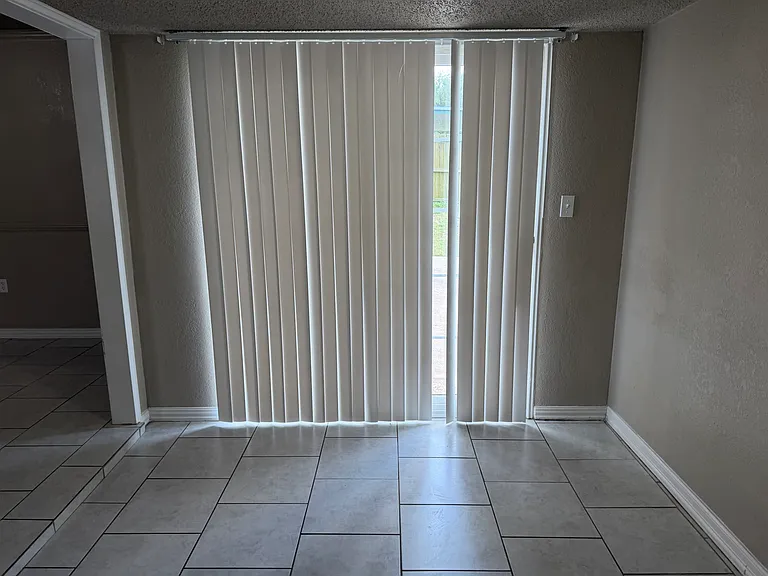 702 Karen St — Photo 8