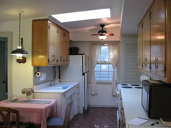BRIGHT SUNNY KITCHEN