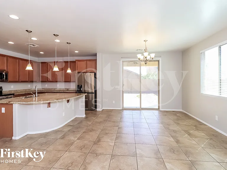 5027 W Saint Catherine Ave — Photo 4