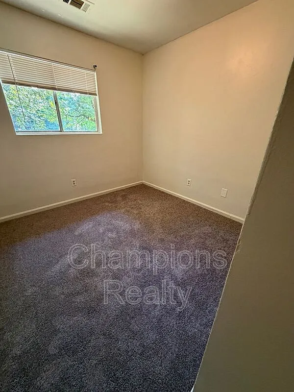 3 bed, 1.0 bath, $850 — Photo 3