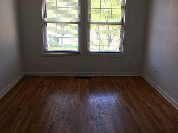 Large master bedroom fits king side bed with accessories