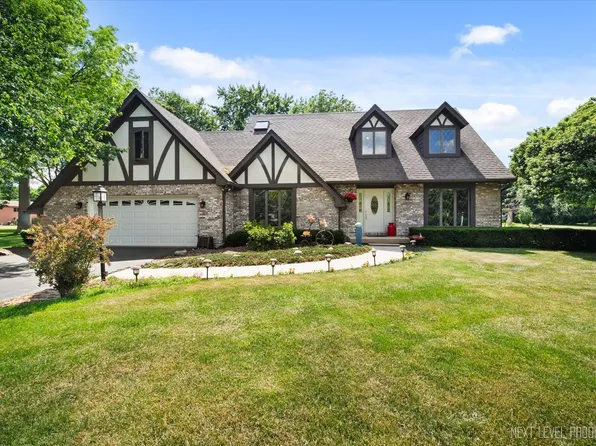 4S064 Hazelcrest Dr, Sugar Grove, IL 60554