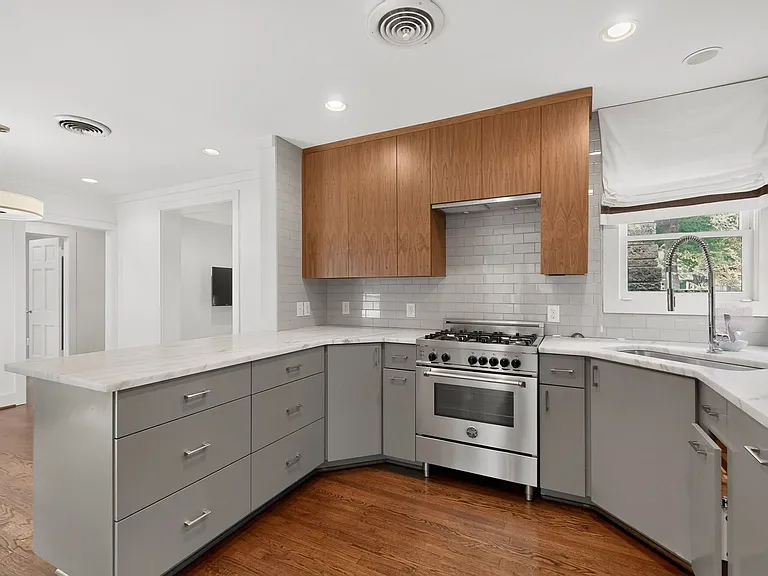 2323 Barberry Dr — Photo 18