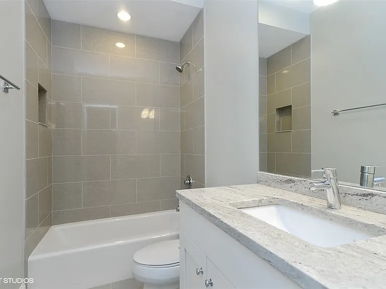 2305 W Waveland Ave — Photo 9