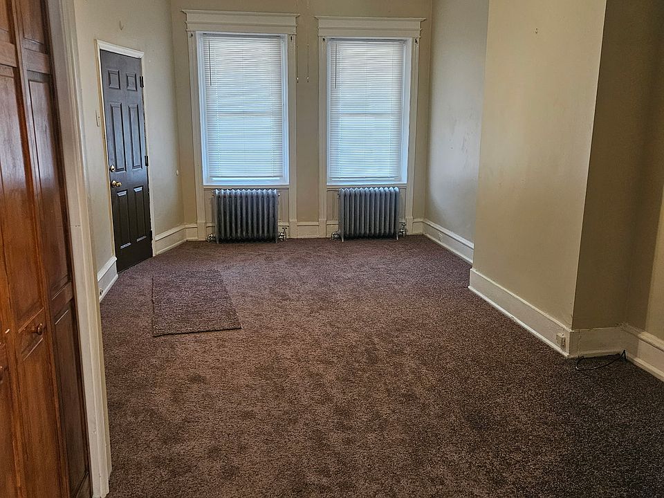 Front door entrance/ living room