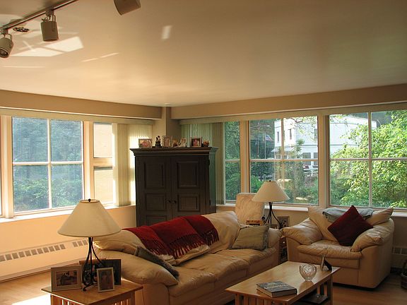 Living Room/River View