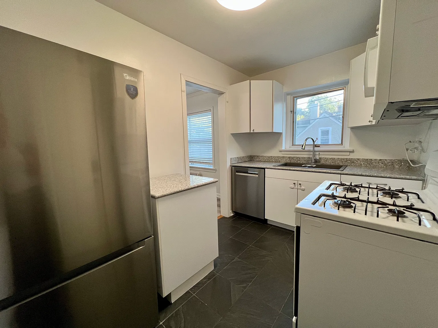 2 bed, 1000 sqft, $2,200 — Photo 1