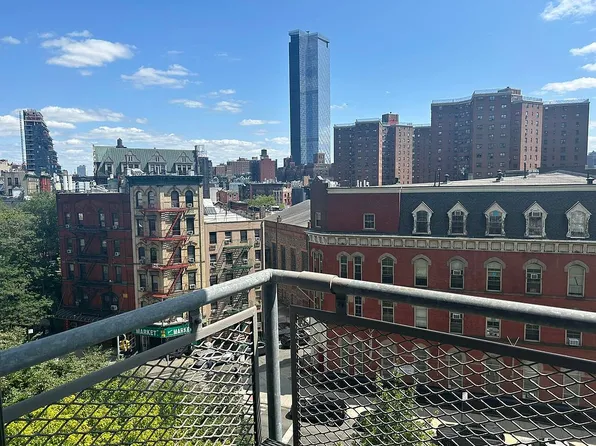 215 Park Row APT 7H, New York, NY 10038