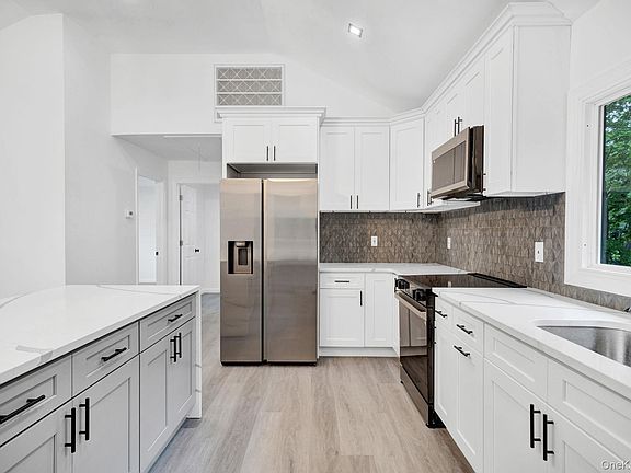 3rd image of 7 Weinmann Boulevard